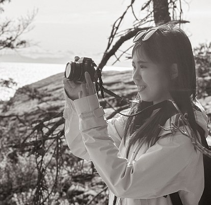 Portrait photographing the coastline with a camera